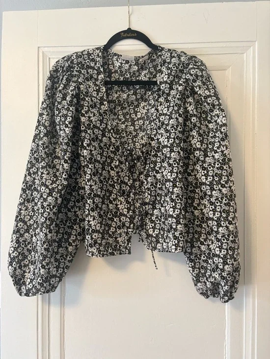 Levi's Black and White Floral Puff Sleeve Top - Picture 1 of 3